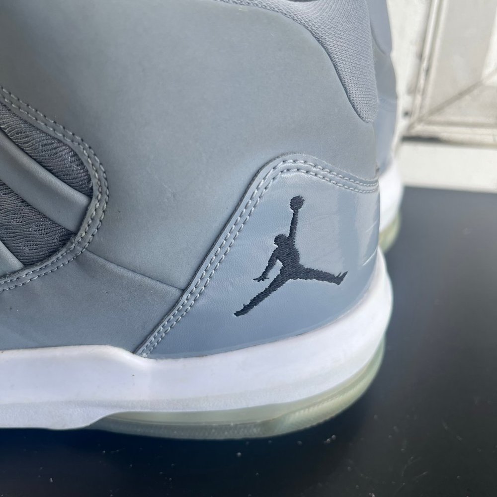 Jordan Men's Aura Cool Grey Shoes Sneakers Size 9.5 Style AQ9084-010 - Picture 9 of 14